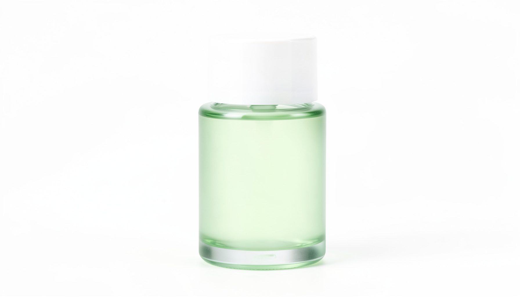 Pequeno frasco de vidro com líquido verde claro e tampa branca, sobre fundo branco